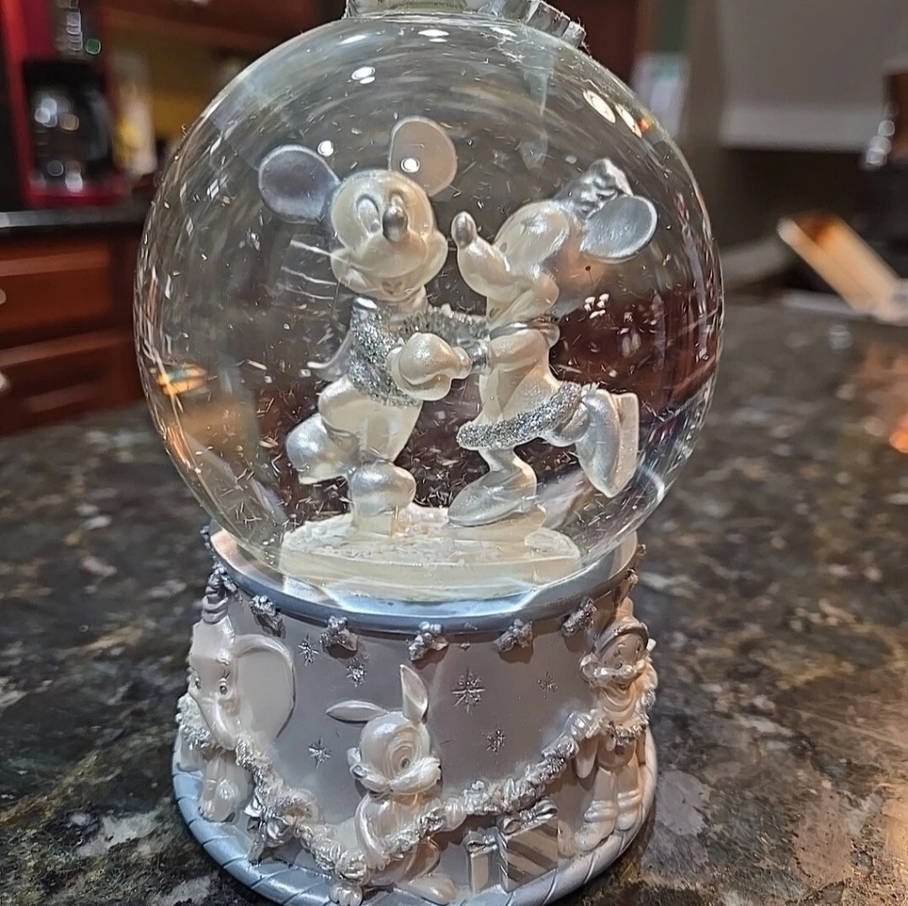 Disney Store Exclusive 2002 Special Edition Mickey Minnie Ice Skating Snow Globe